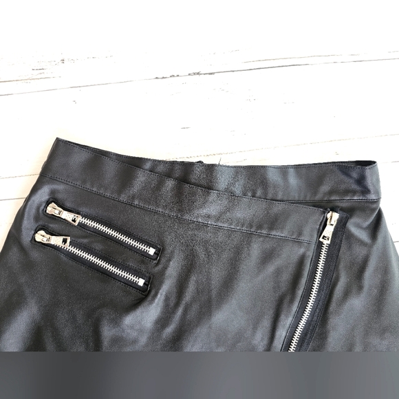 Rue21 Faux Leather Black Asymmetrical Mini Skirt Zip Detail Stretchy NWOT Size M - Picture 4 of 7